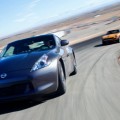 Une NIssan 370Z devant une Datsun 240Z