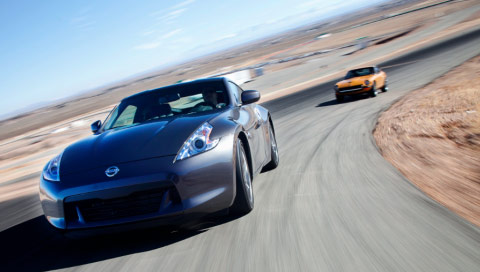 nissan-370Z Une NIssan 370Z devant une Datsun 240Z