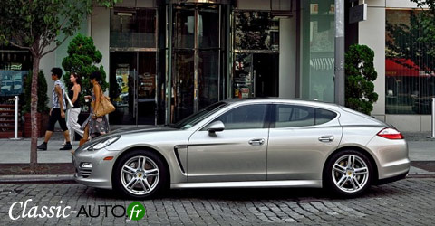 panamera-hotel Porsche Panamera devant un hotel Gansevoort