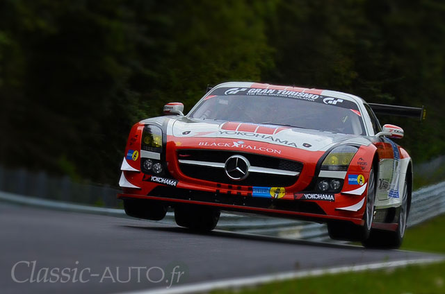 Belle opposition de Mercedes sous la pluie Belle opposition de Mercedes sous la pluie