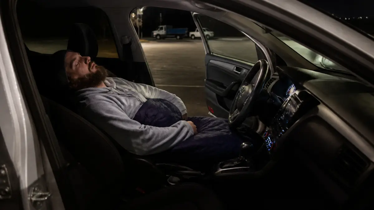 Dormir dans sa voiture : ce qui est autorisé et ce qui ne l’est pas