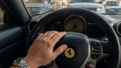Logos de marques auto : ce que racontent vraiment leurs emblèmes