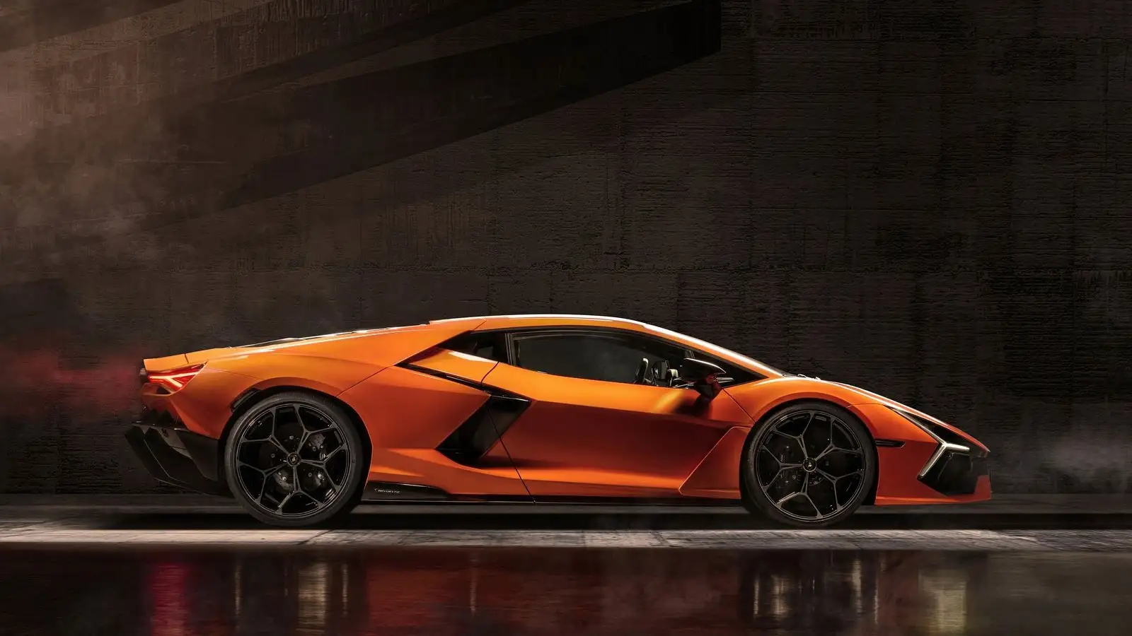 Lamborghini Revuelto : associer de (petites) batteries à un V12, ça a du sens ? Probablement pas !