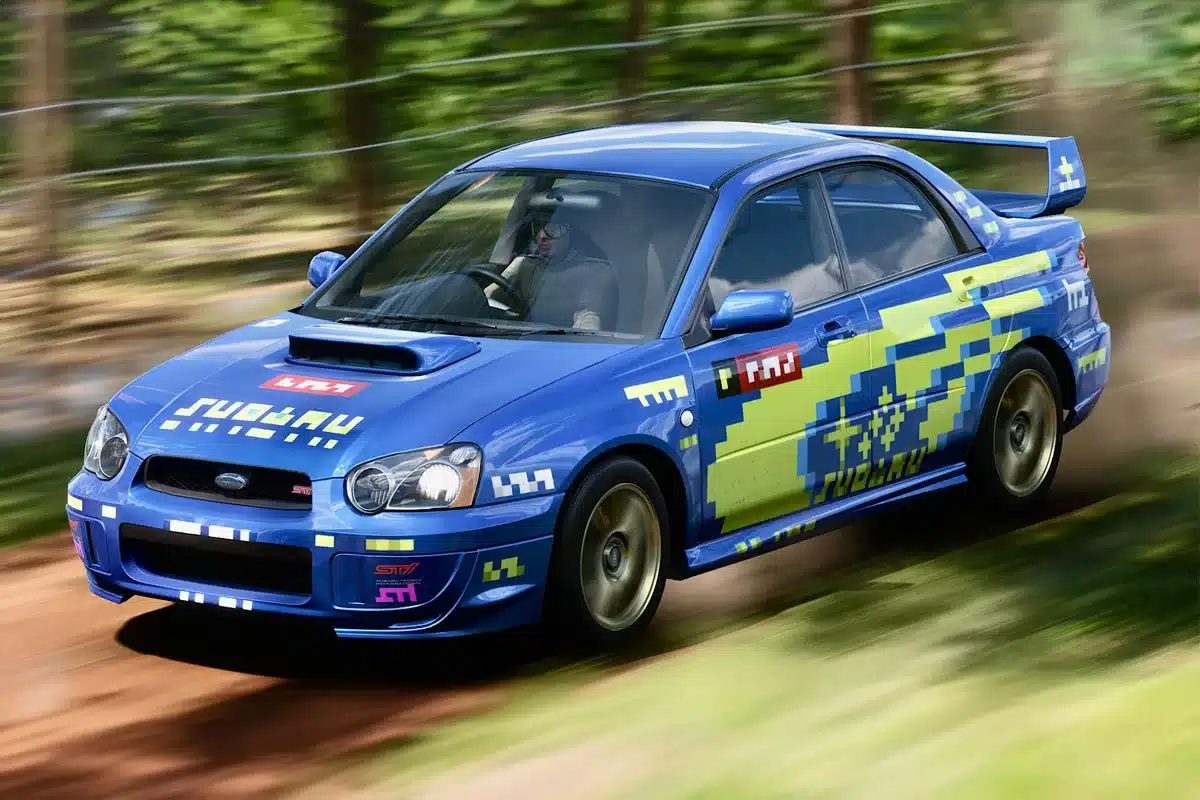 Une Subaru à la livrée "Pixel Art" dans Forza Motorsport