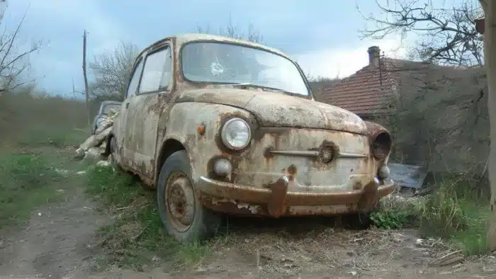 Seat 600 oubliée dans un garage depuis plus de 30 ans